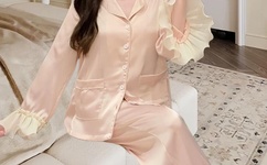 打美女屁股打到红gif动态图